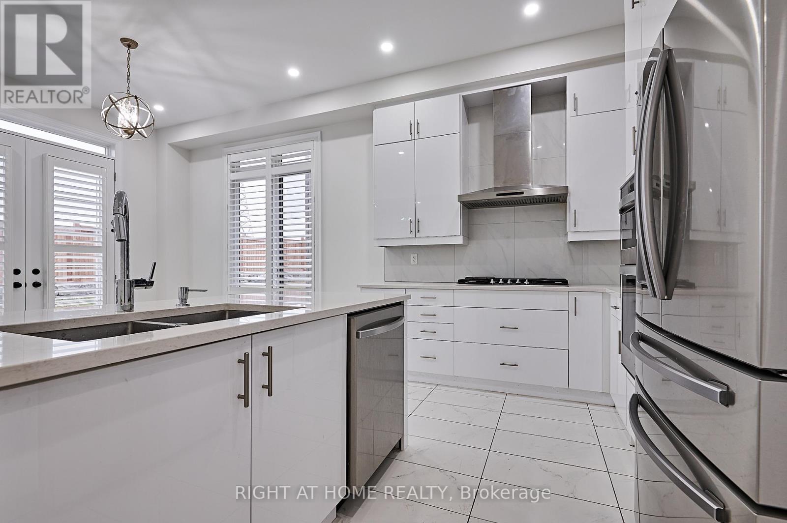 292 Windfield Farm Drive, Oshawa, Ontario  L1L 0M3 - Photo 13 - E13095002