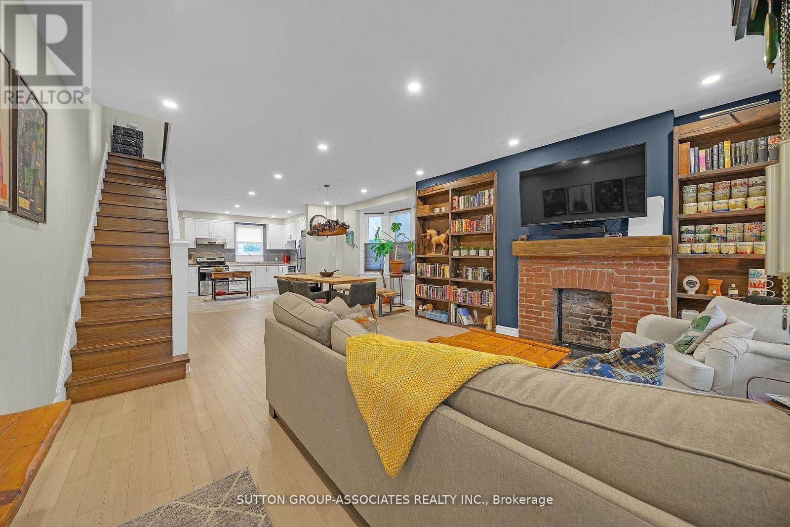 69 Dagmar Avenue, Toronto, Ontario  M4M 1V9 - Photo 7 - E13449070