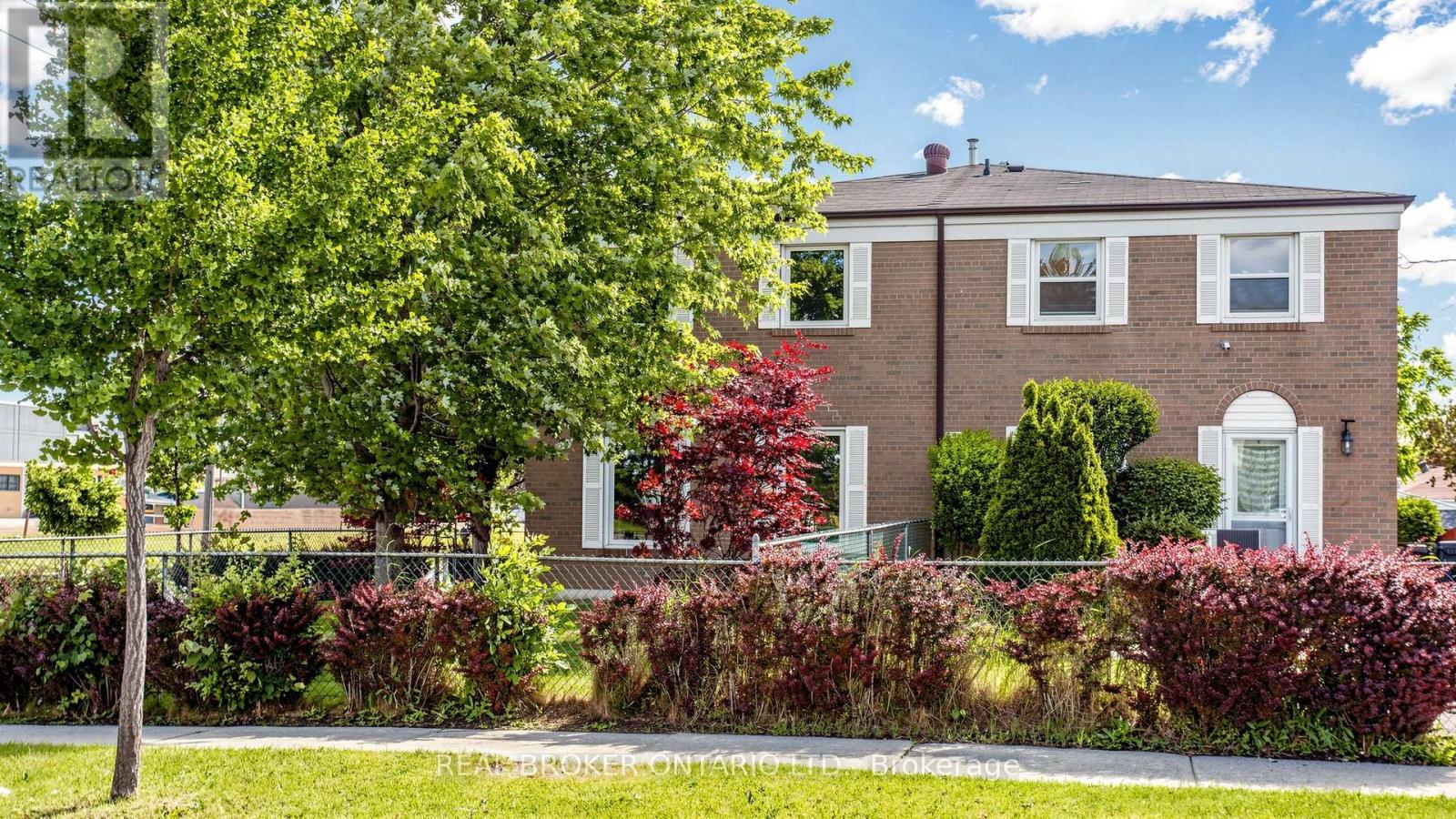 63 Venetian Crescent, Toronto, Ontario  M3N 2L9 - Photo 2 - W13441226