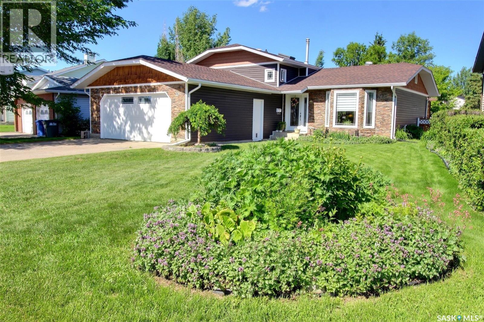 10 PEREVERZOFF PLACE, Prince Albert, Saskatchewan
