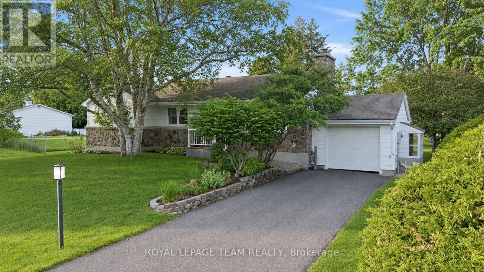 17 Arnold Drive, Ottawa, Ontario K2H 6V6 - Photo 2 - X13449142
