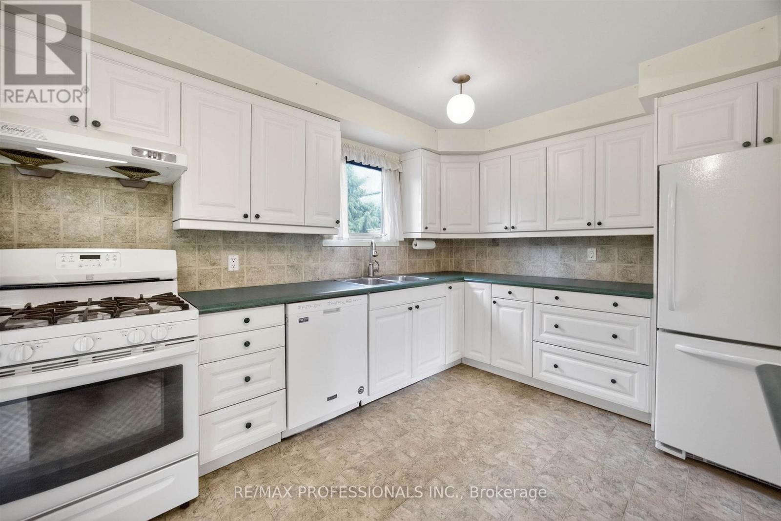 4 Bigham Crescent, Toronto, Ontario  M9C 5C6 - Photo 11 - W13443216