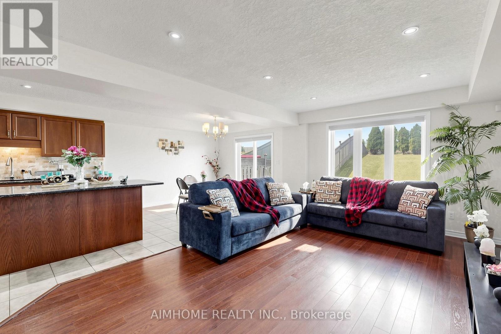 205 Huck Crescent, Kitchener, Ontario  N2N 0A3 - Photo 4 - X13449204