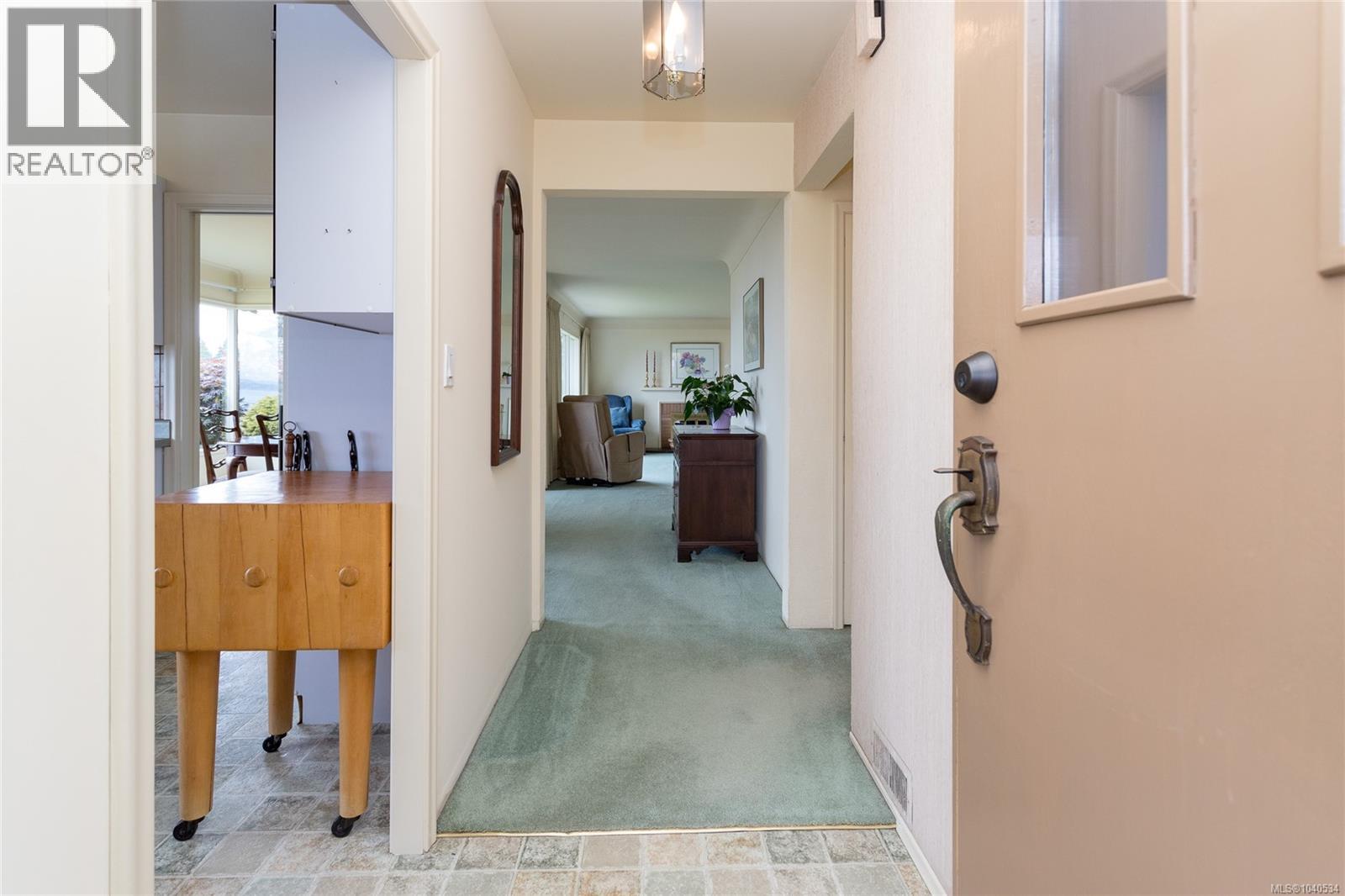 922 Claremont Ave, Saanich, British Columbia  V8Z 2G4 - Photo 8 - 1040534