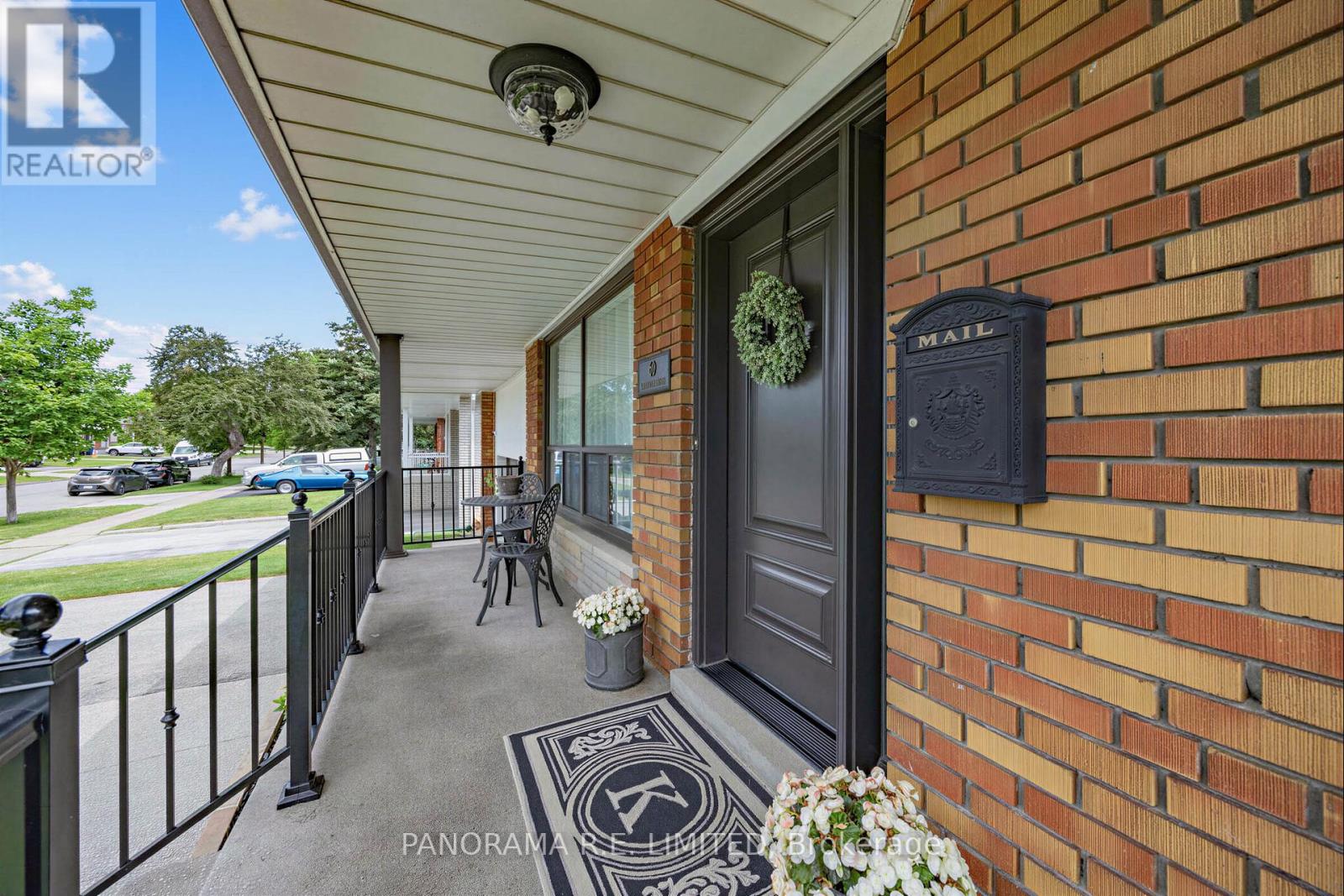 60 Norgrove Crescent, Toronto, Ontario  M9P 3C6 - Photo 4 - W13449512