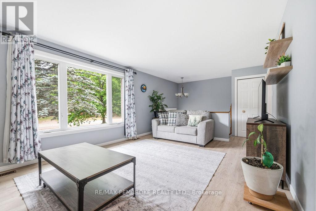 280 Carla Street, Petawawa, Ontario  K8H 3L8 - Photo 4 - X13449770