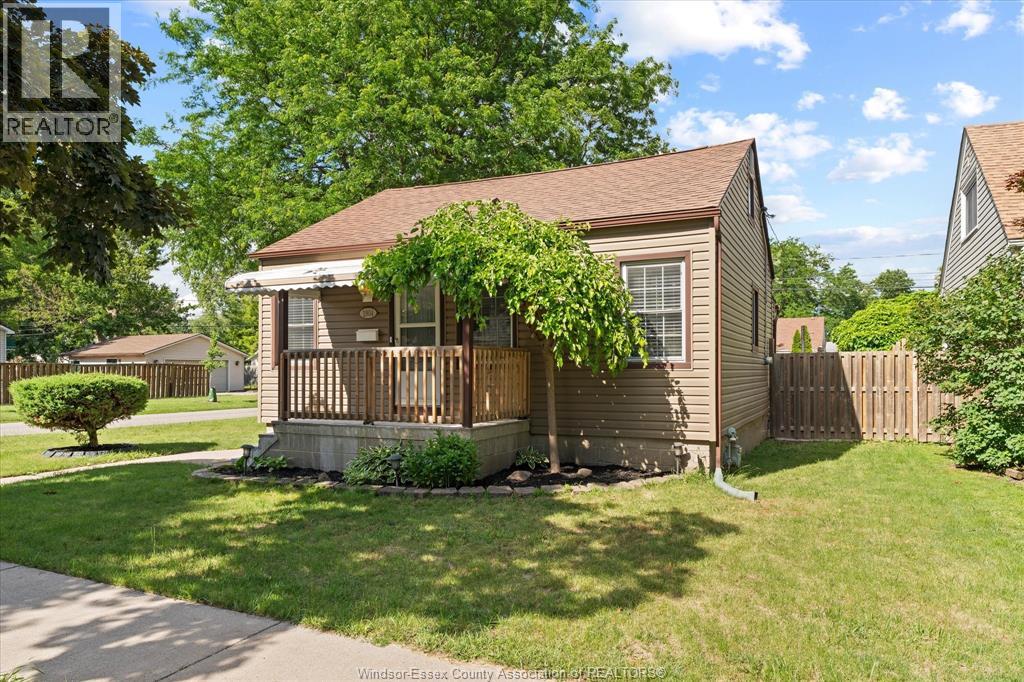 1904 Westcott, Windsor, Ontario  N8W 4K4 - Photo 2 - 26014230