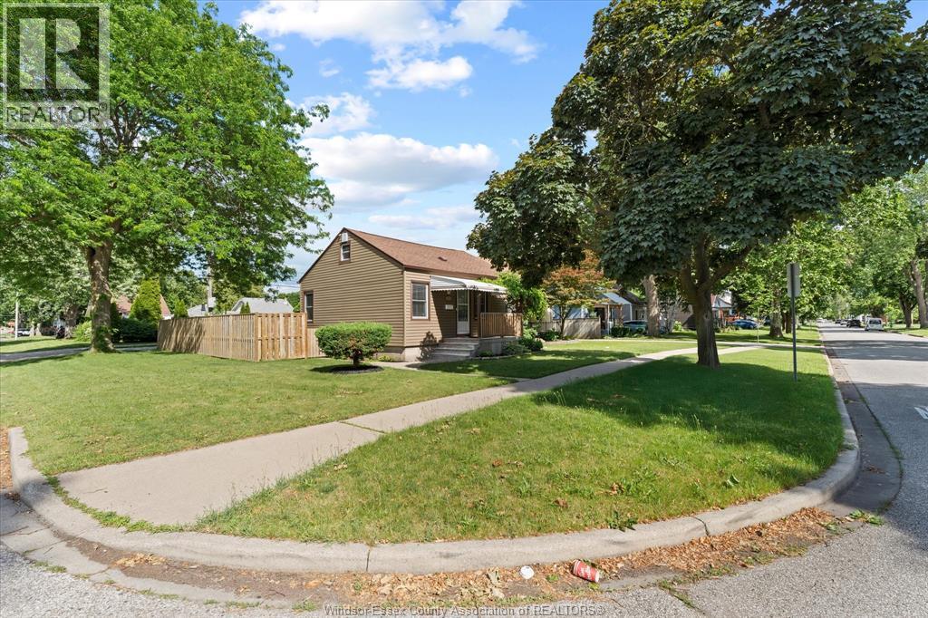 1904 Westcott, Windsor, Ontario  N8W 4K4 - Photo 3 - 26014230