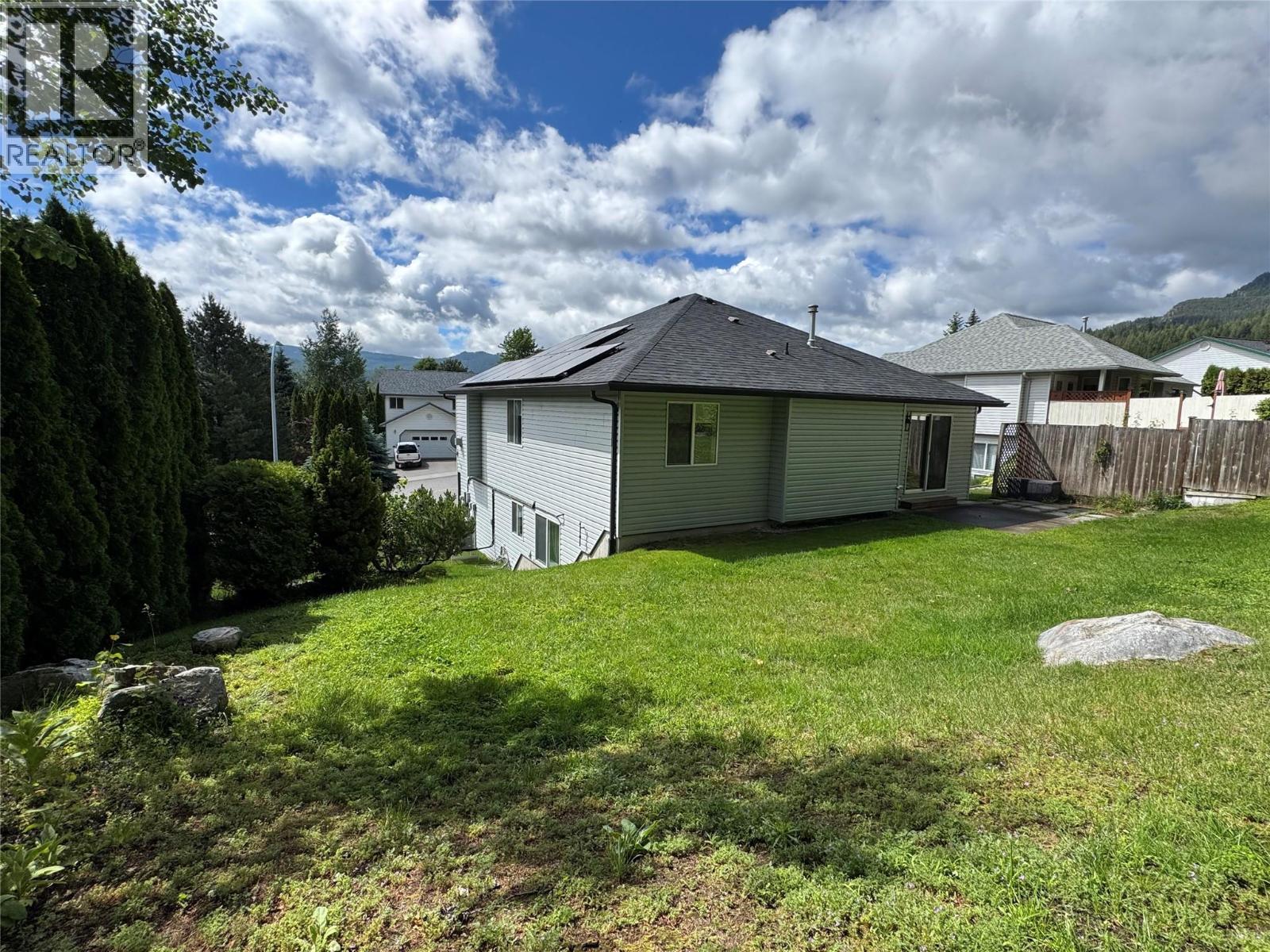 1479 37th Street, Castlegar, British Columbia  V1N 4J5 - Photo 3 - 10378028