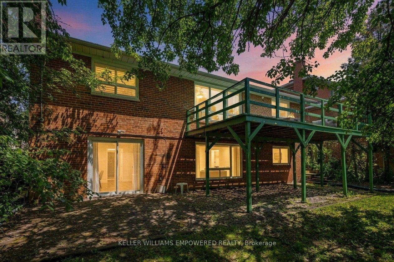 42 PINEWAY BOULEVARD, Toronto, Ontario