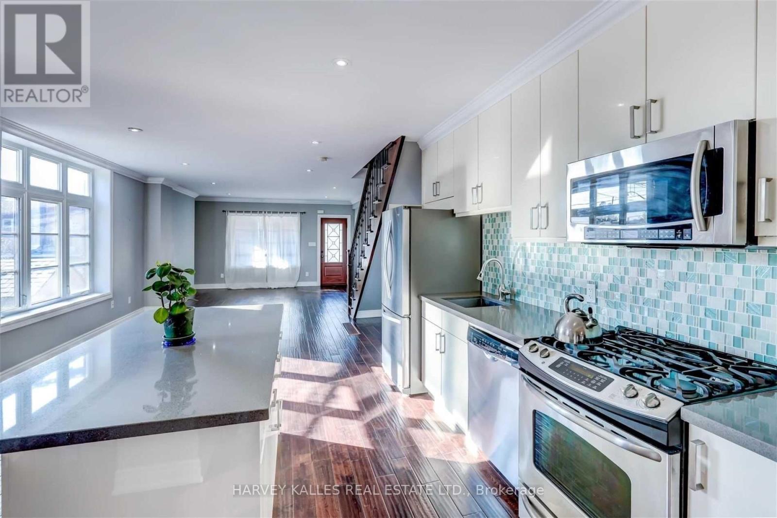 58 Sandford Avenue, Toronto, Ontario  M4L 2E7 - Photo 11 - E13449590