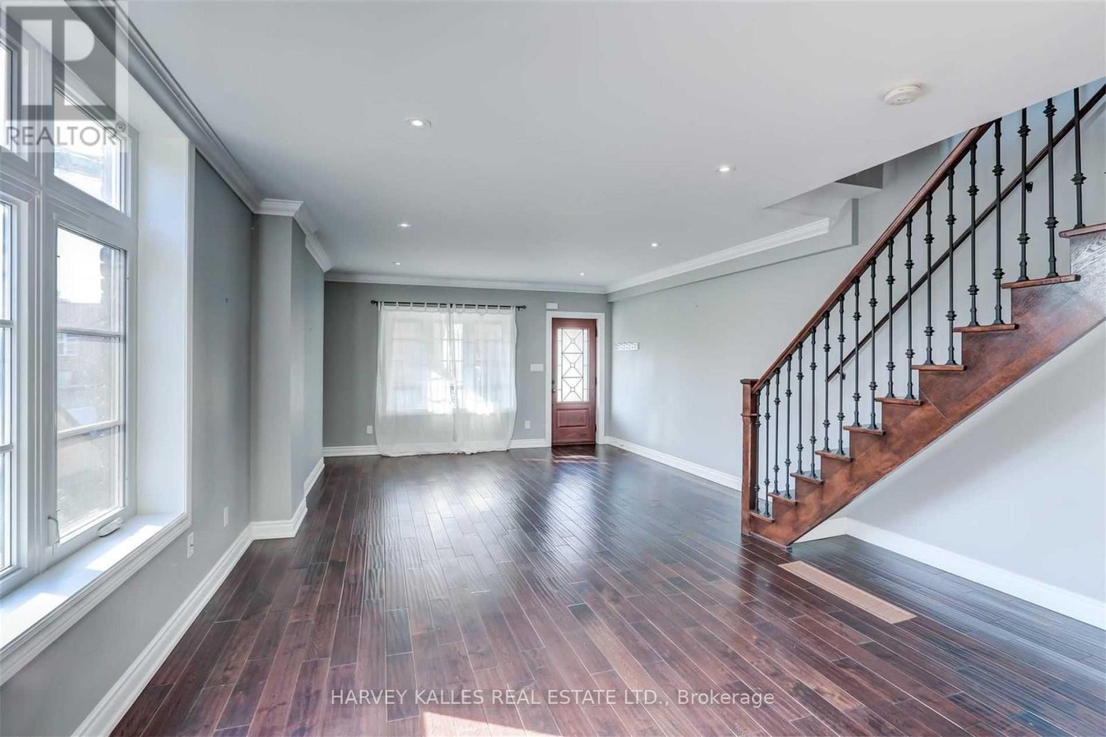 58 Sandford Avenue, Toronto, Ontario  M4L 2E7 - Photo 5 - E13449590