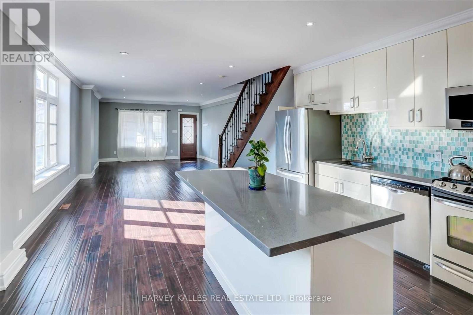 58 Sandford Avenue, Toronto, Ontario  M4L 2E7 - Photo 9 - E13449590