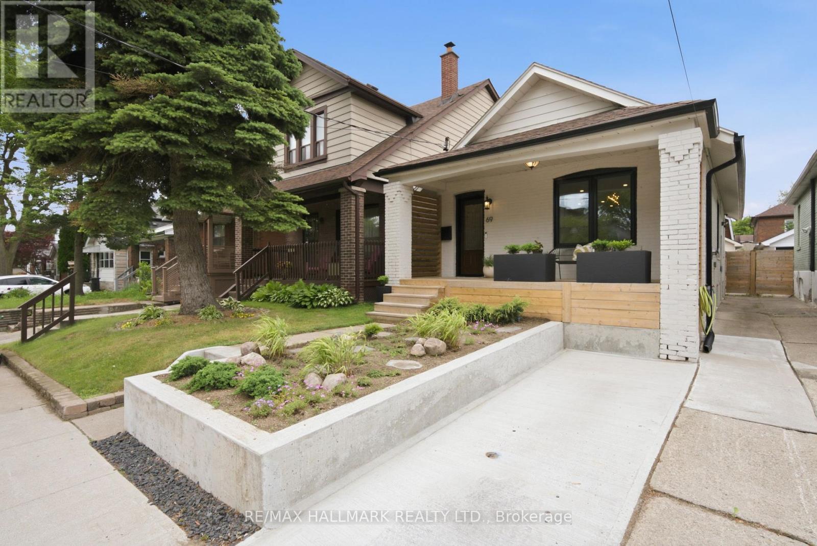 69 Gatwick Avenue, Toronto, Ontario  M4C 1W4 - Photo 3 - E13449840
