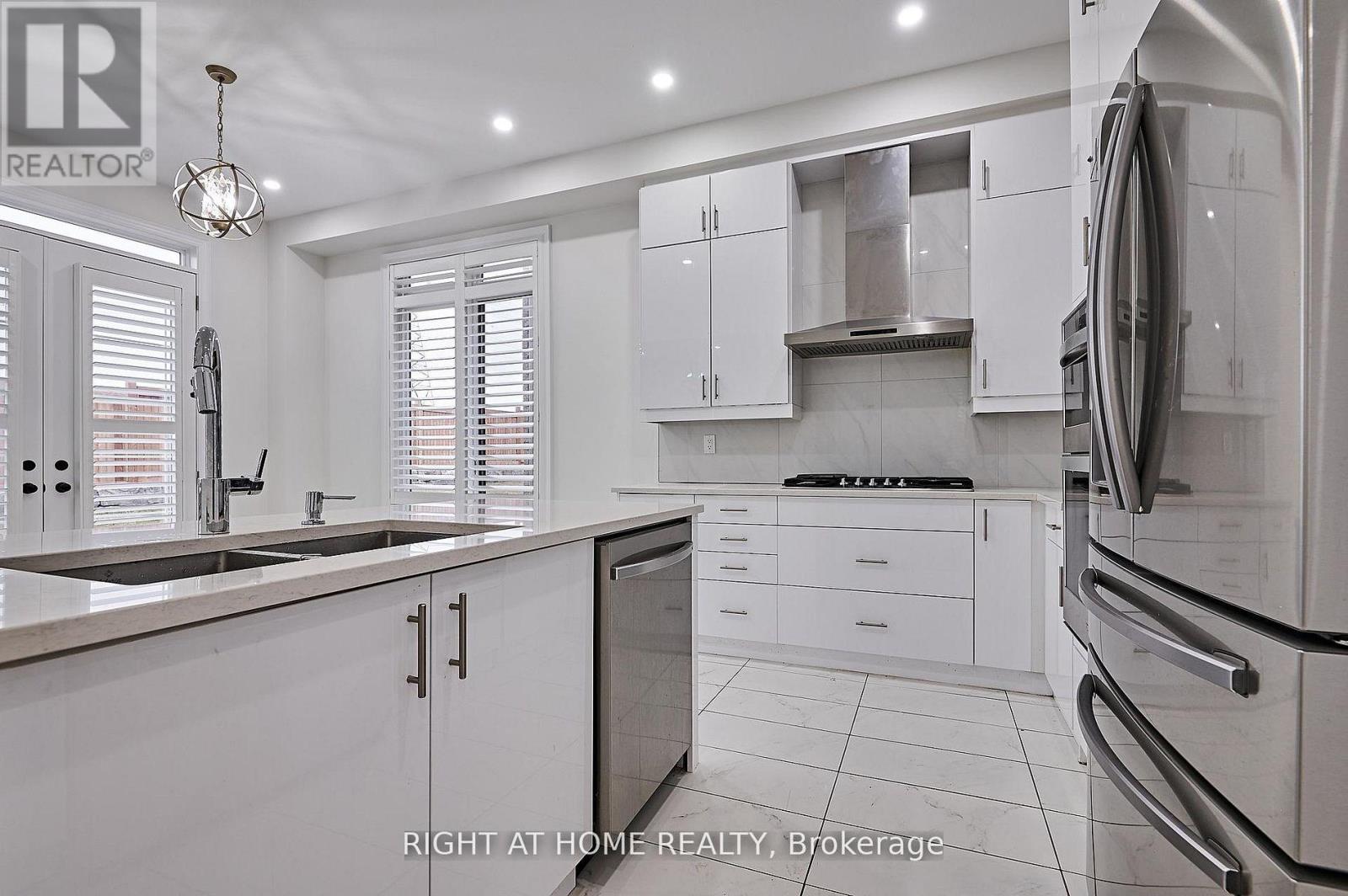292 Windfield Farm Drive, Oshawa, Ontario  L1L 0M3 - Photo 7 - E13449842