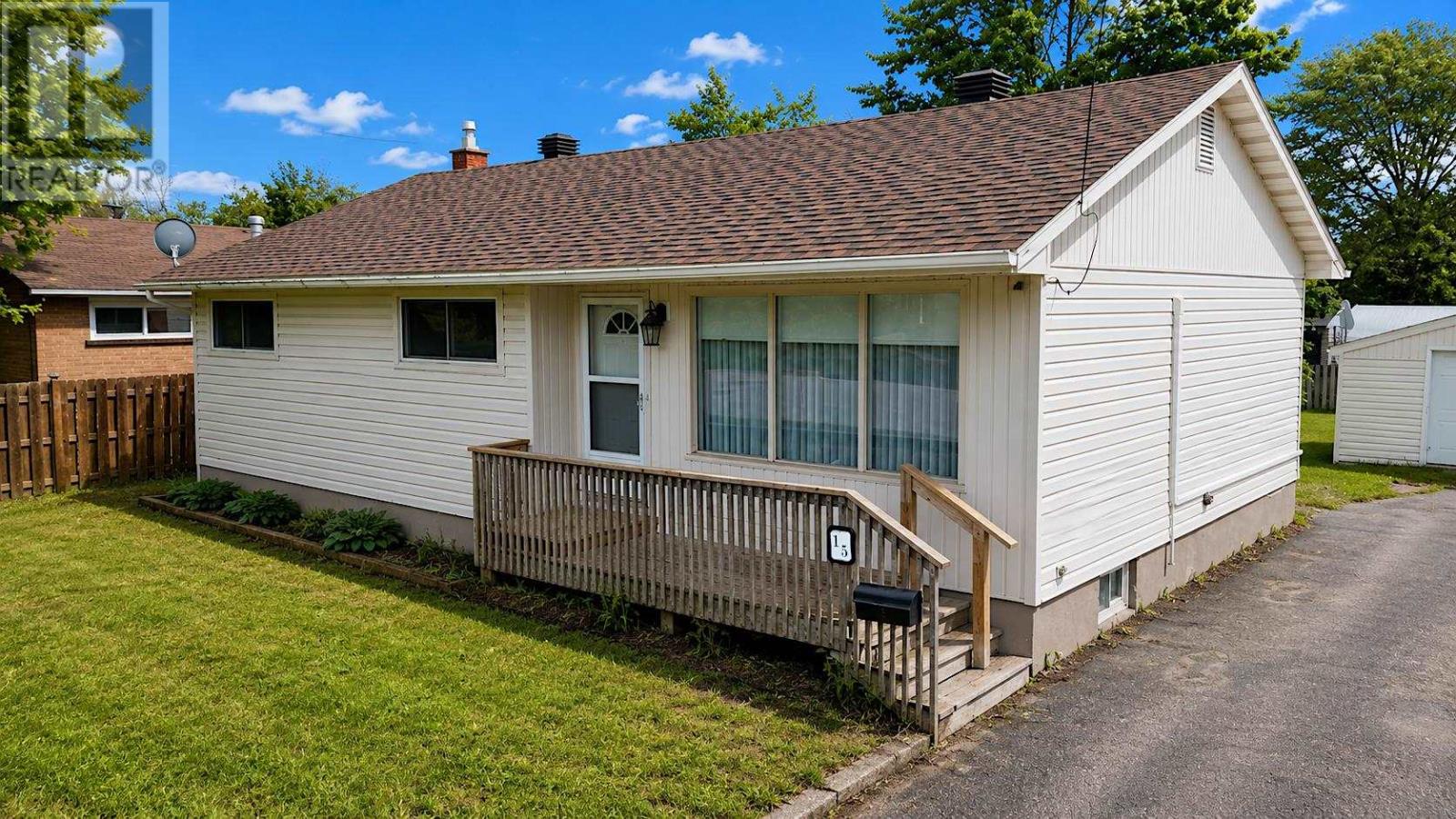 15 Northern Ave W, Sault Ste. Marie, Ontario P6C 3E2 - Photo 1 - SM261446