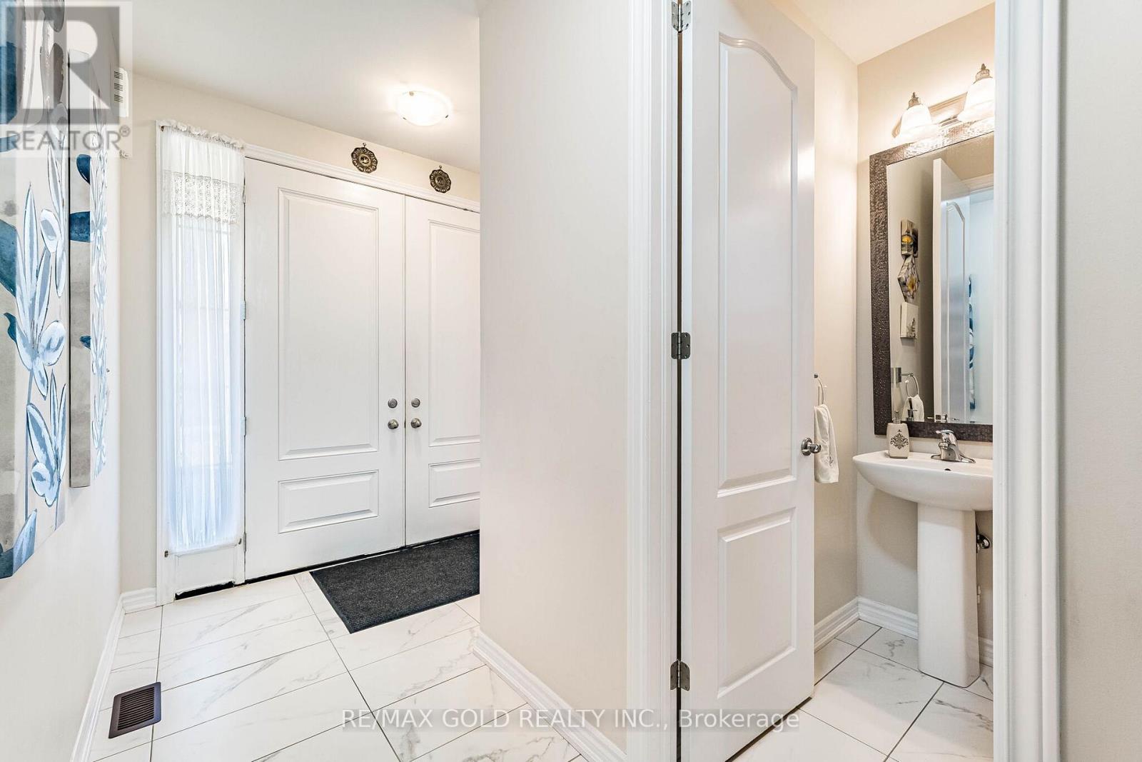 129 Bonnieglen Farm Boulevard, Caledon, Ontario  L7C 4B9 - Photo 5 - W13449720