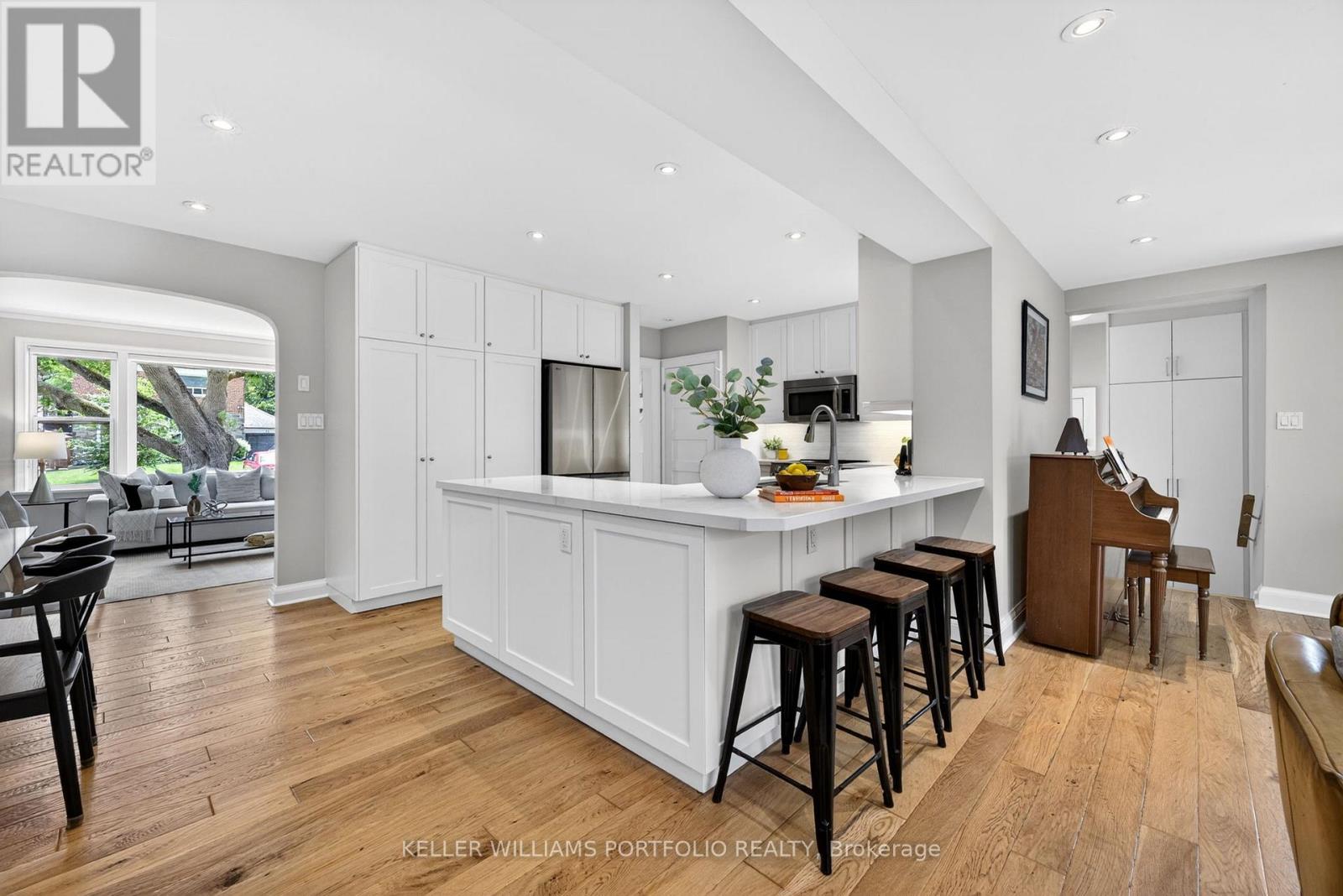 12 Glenaden Avenue E, Toronto, Ontario  M8Y 2L3 - Photo 11 - W13449916