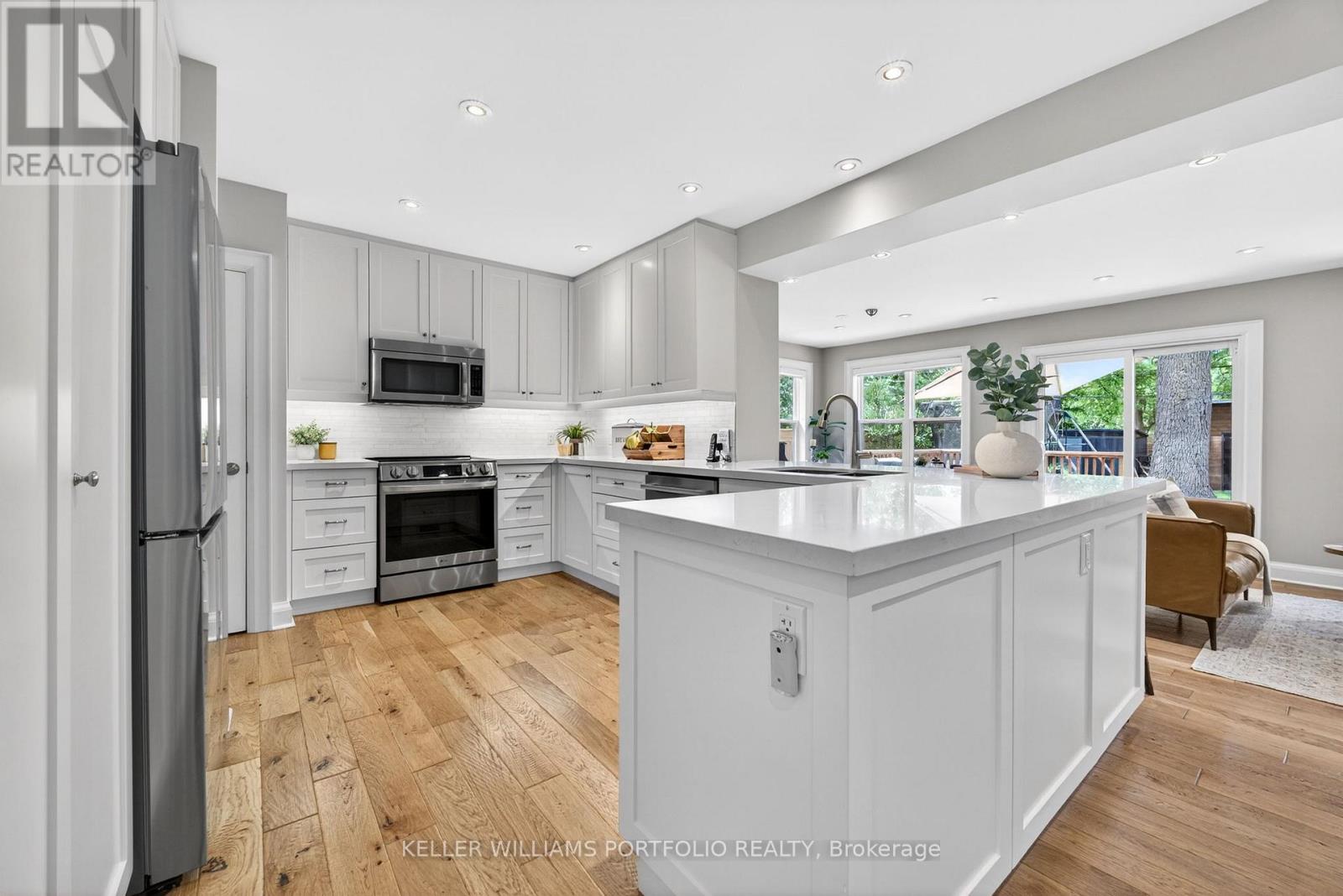 12 Glenaden Avenue E, Toronto, Ontario  M8Y 2L3 - Photo 7 - W13449916