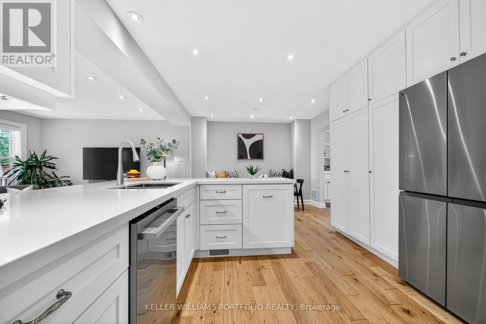 12 Glenaden Avenue E, Toronto, Ontario  M8Y 2L3 - Photo 9 - W13449916