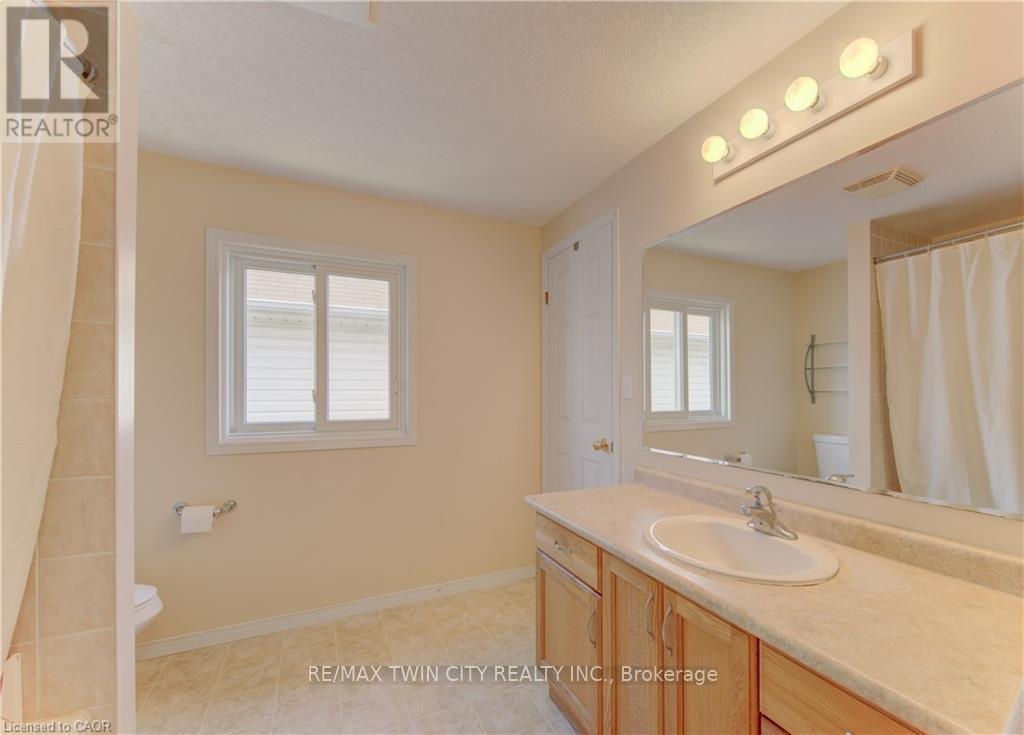 39 Chantilly Street, Kitchener, Ontario  N2R 1V7 - Photo 28 - X13449920