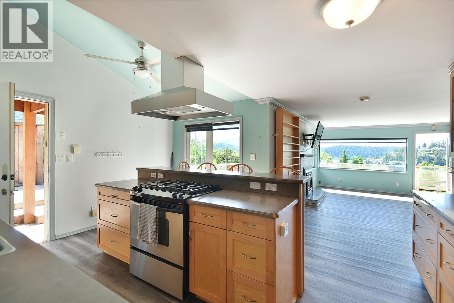 511 S Fletcher Road, Gibsons, British Columbia  V0N 1V8 - Photo 2 - R3136333