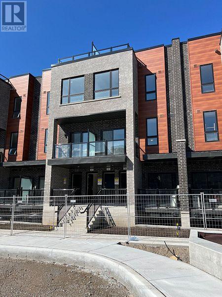 21 - 11 LYTHAM GREEN CIRCLE, Newmarket, Ontario