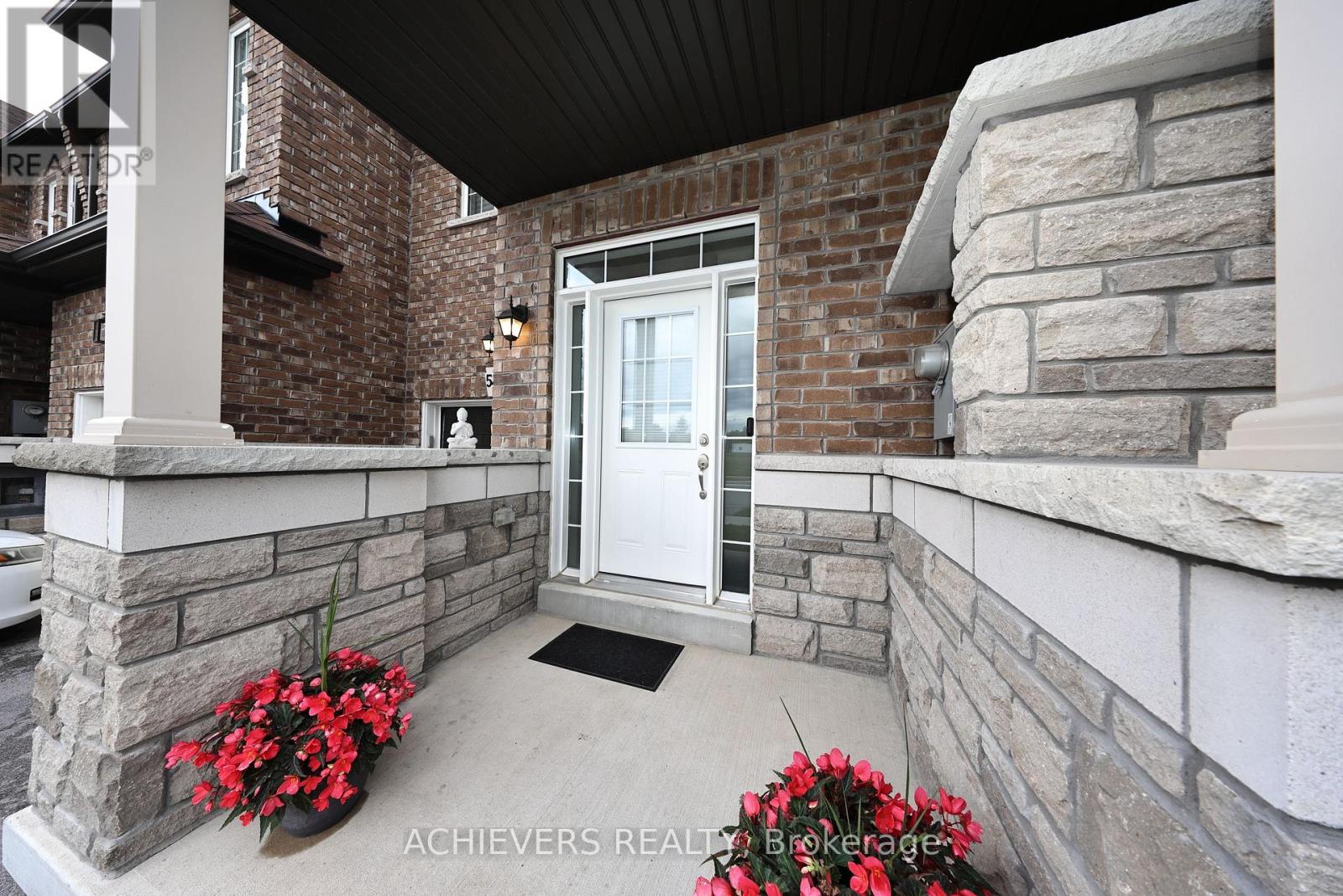 54 Veterans Street, Bradford West Gwillimbury, Ontario  L3A 4L4 - Photo 5 - N13450118