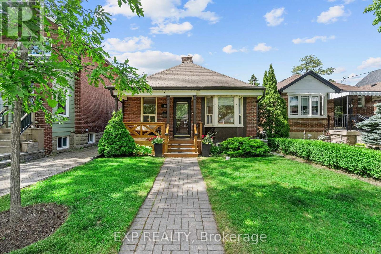 <div class="slider-price">$799,000</div><p>98 Elma Street, Toronto, Ontario</p>
