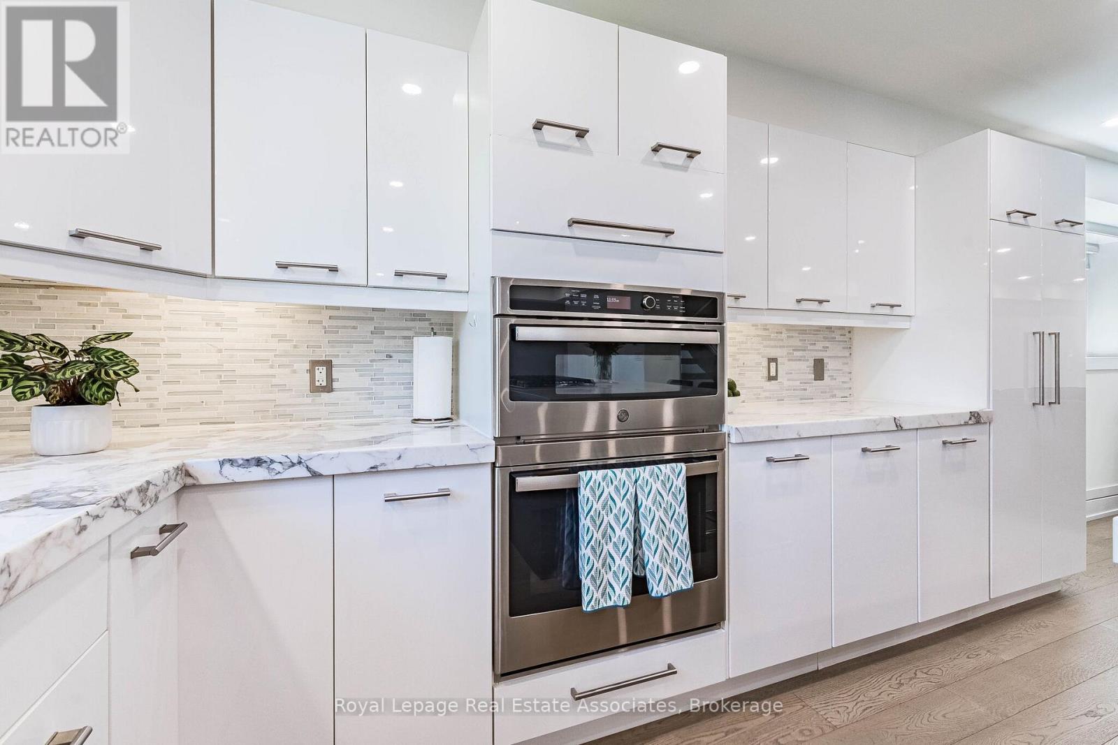1071 Westmount Avenue, Mississauga, Ontario  L5E 1X5 - Photo 14 - W13449988