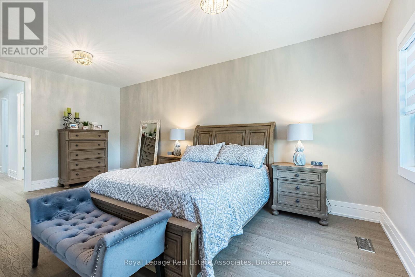 1071 Westmount Avenue, Mississauga, Ontario  L5E 1X5 - Photo 20 - W13449988