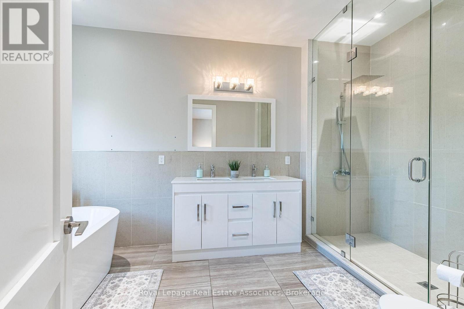 1071 Westmount Avenue, Mississauga, Ontario  L5E 1X5 - Photo 22 - W13449988