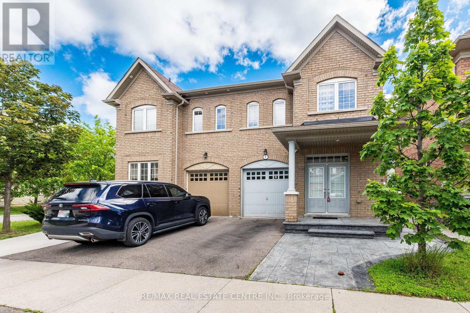 7 Loftsmoor Drive, Brampton, Ontario  L6R 3R8 - Photo 2 - W13450094
