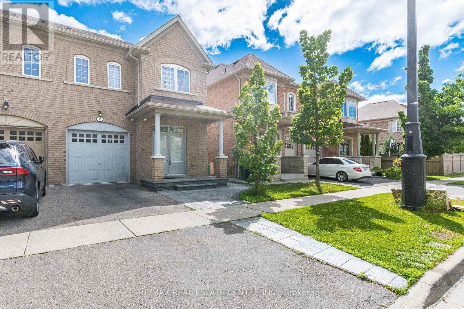 7 Loftsmoor Drive, Brampton, Ontario  L6R 3R8 - Photo 3 - W13450094