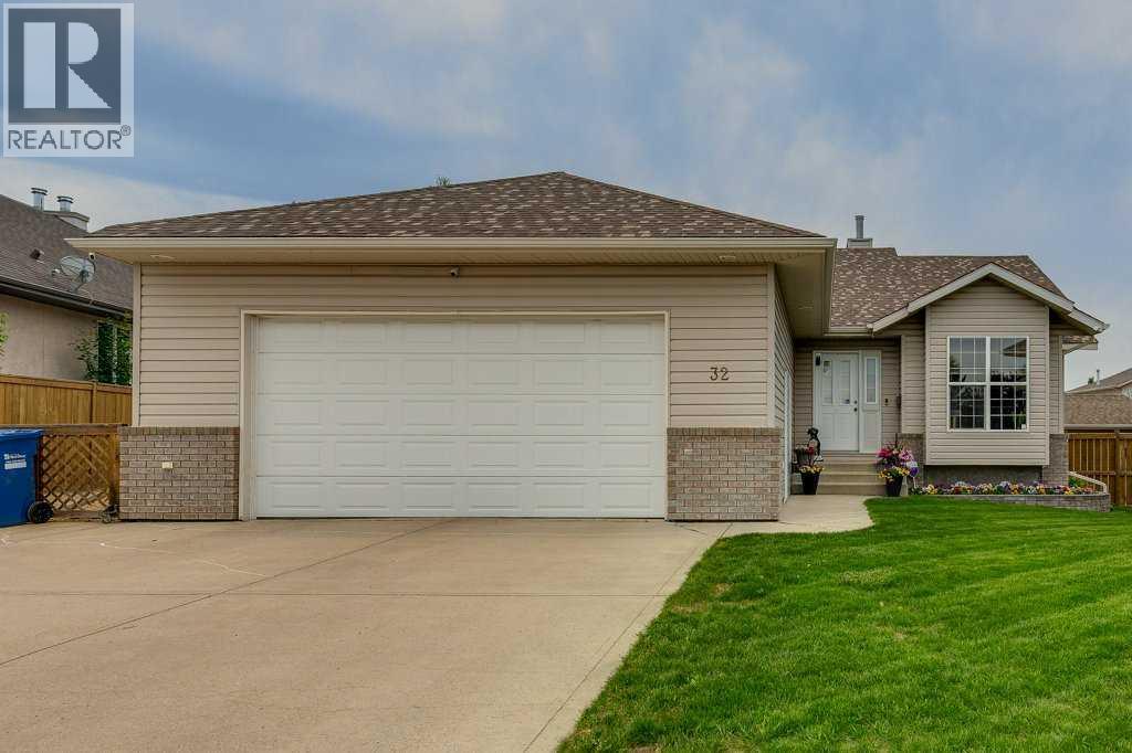 32 Duval Close, Red Deer, Alberta  T4R 2Y7 - Photo 1 - A2320022