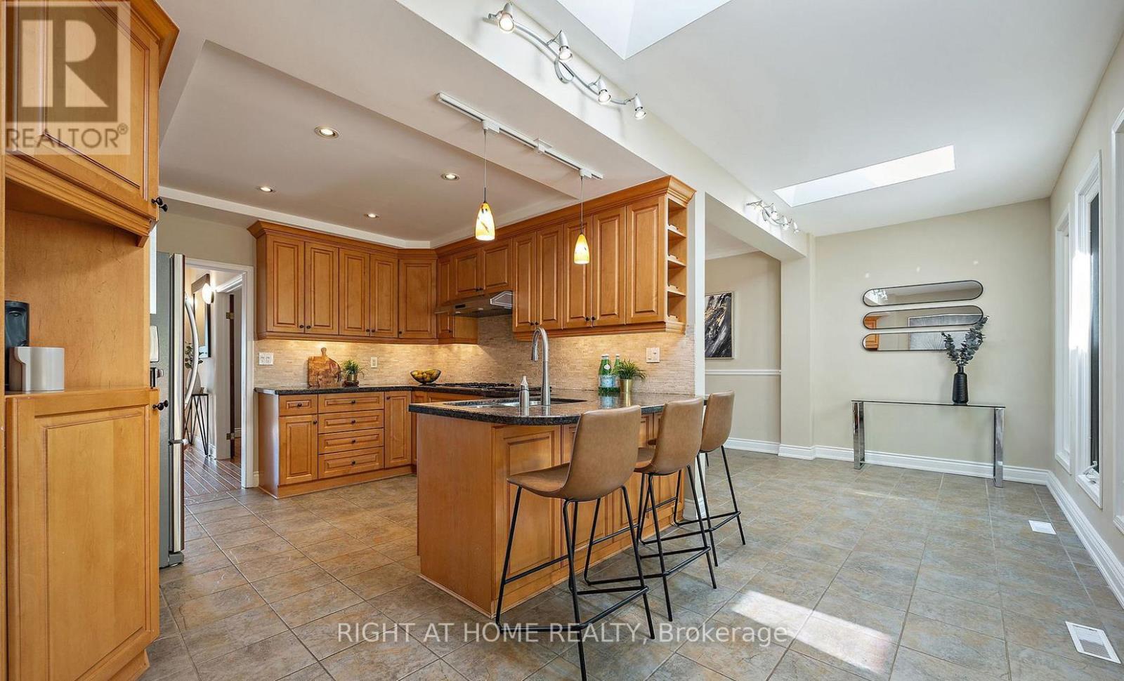 40 Catalina Drive, Toronto, Ontario  M1M 1K6 - Photo 8 - E13450400