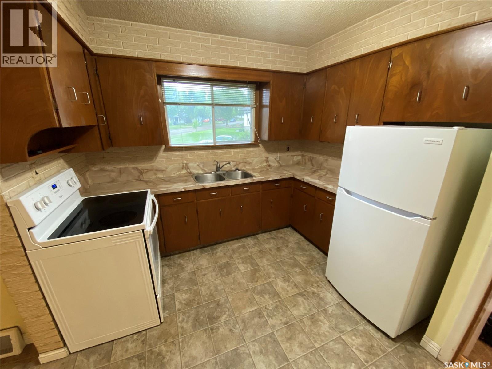 192 Third Avenue S, Yorkton, Saskatchewan S3N 1E7 - Photo 2 - SK039339