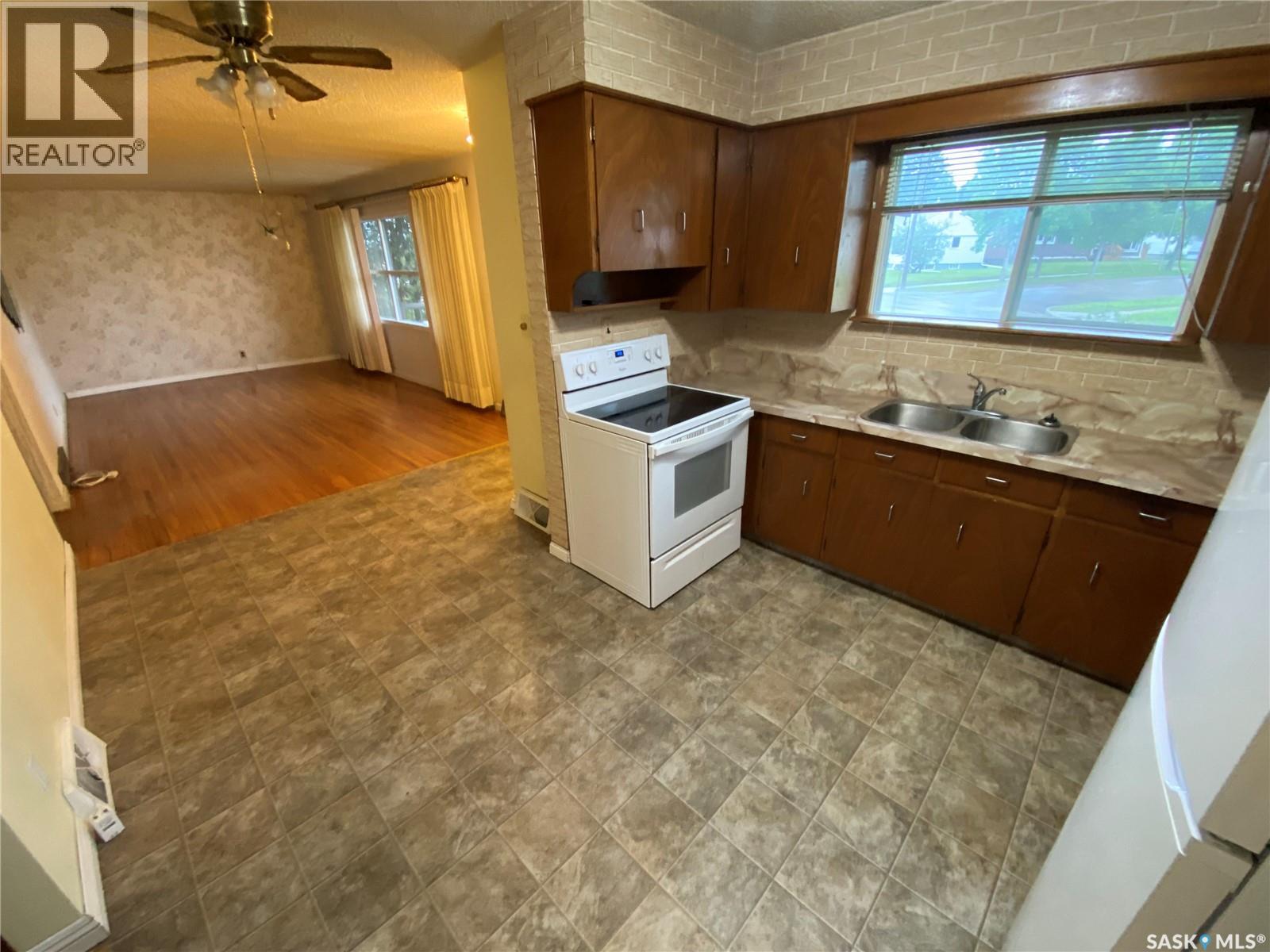 192 Third Avenue S, Yorkton, Saskatchewan S3N 1E7 - Photo 3 - SK039339