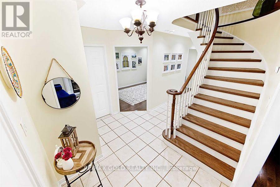 3848 Periwinkle Crescent, Mississauga, Ontario  L5N 6W8 - Photo 4 - W13450236