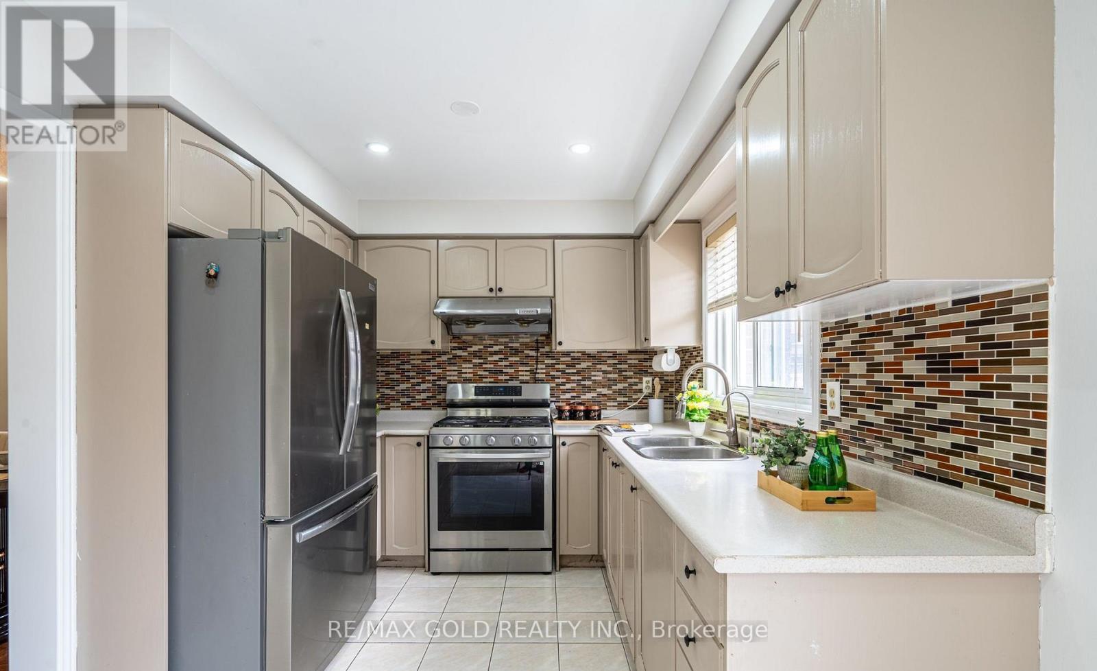 94 Bighorn Crescent, Brampton, Ontario  L6R 1G7 - Photo 10 - W13450260