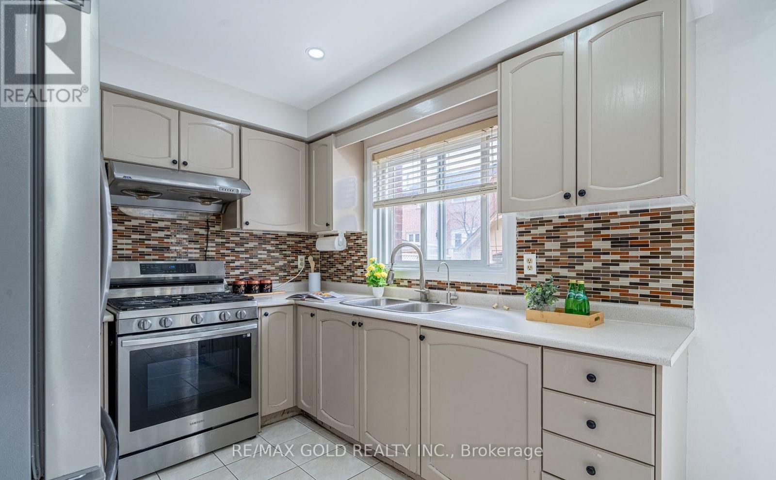 94 Bighorn Crescent, Brampton, Ontario  L6R 1G7 - Photo 11 - W13450260