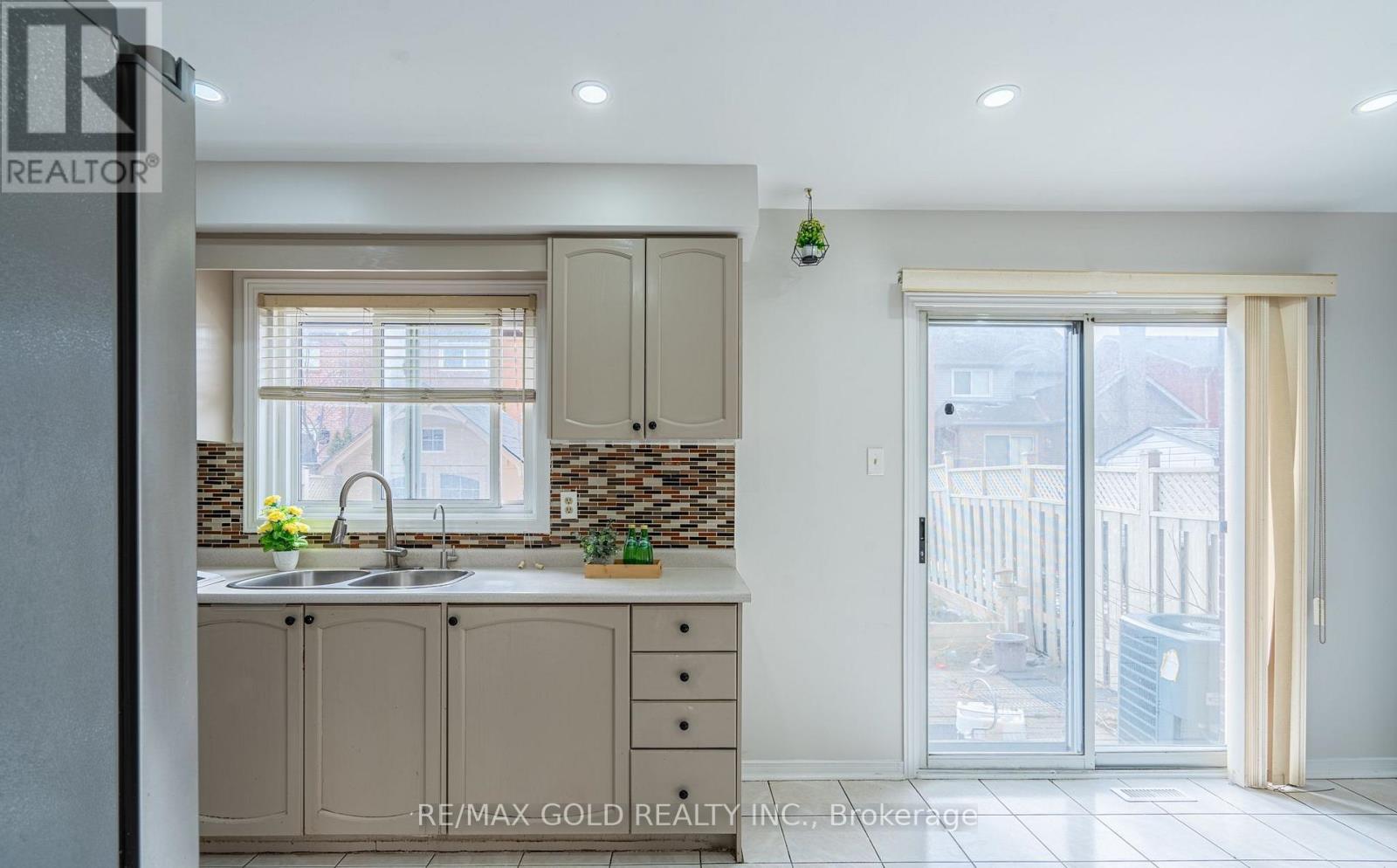 94 Bighorn Crescent, Brampton, Ontario  L6R 1G7 - Photo 12 - W13450260