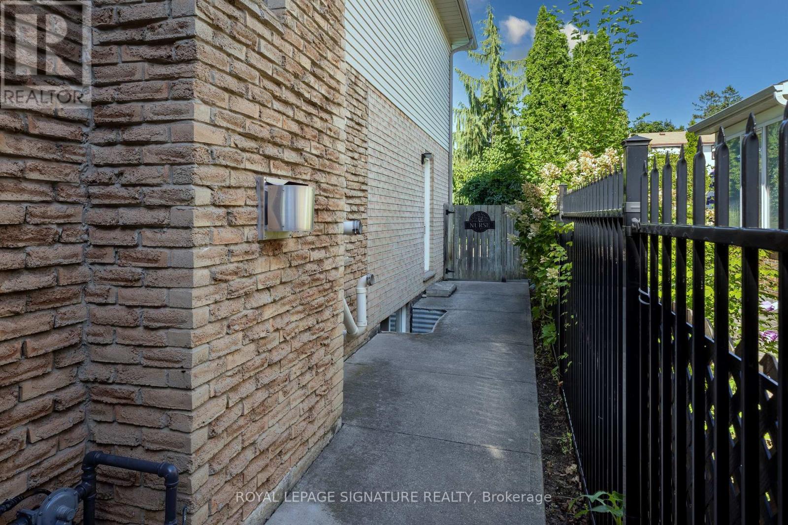2545 Evelyn Court, Mississauga, Ontario L5A 3V1 - Photo 3 - W13450386