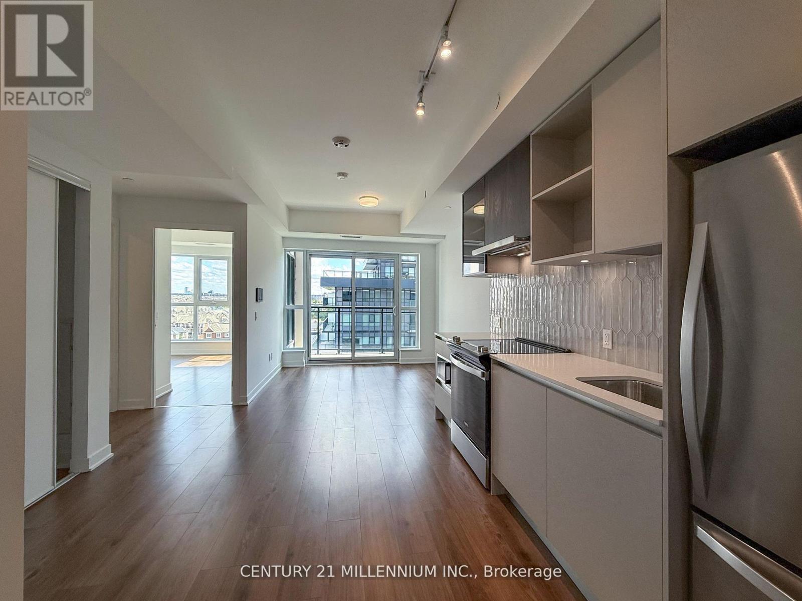 810 - 405 Dundas Street W, Oakville, Ontario  L6M 5P9 - Photo 2 - W13450408