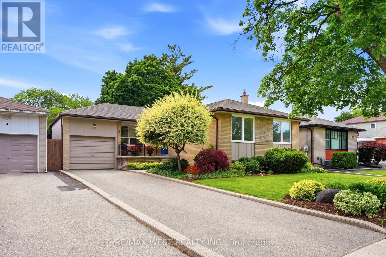 2 Renault Crescent, Toronto, Ontario  M9P 1J1 - Photo 2 - W13450464