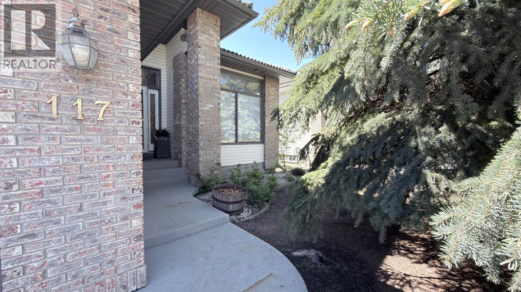 117 Woodpark Close Sw, Calgary, Alberta T2W 6H1 - Photo 2 - A2309782