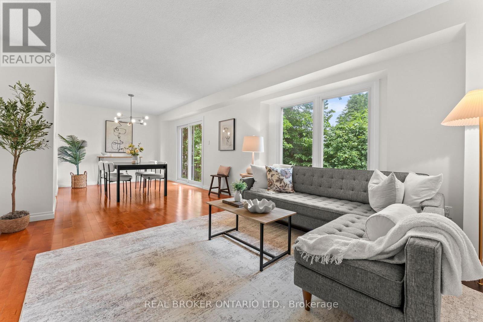 <div class="slider-price">$968,880</div><p>5 Firebrace Road, Toronto, Ontario</p>