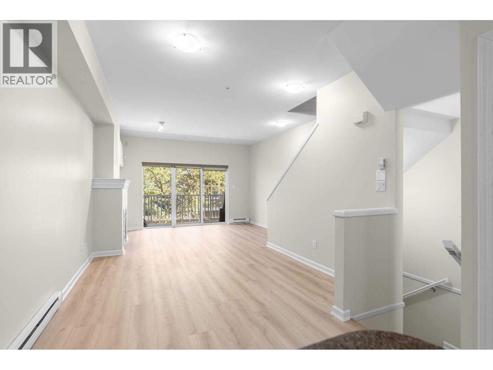 99 935 Ewen Avenue, New Westminster, British Columbia  V3M 0A1 - Photo 3 - R3130243