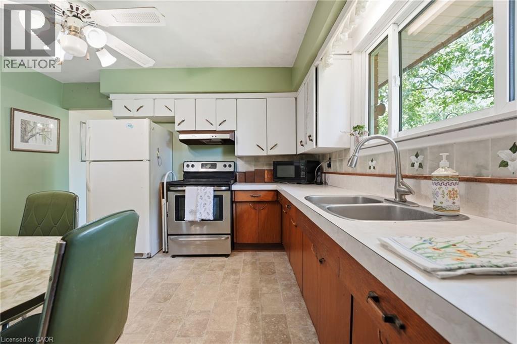 12 Kew Court, Dundas, Ontario  L9H 5E1 - Photo 4 - 40840309