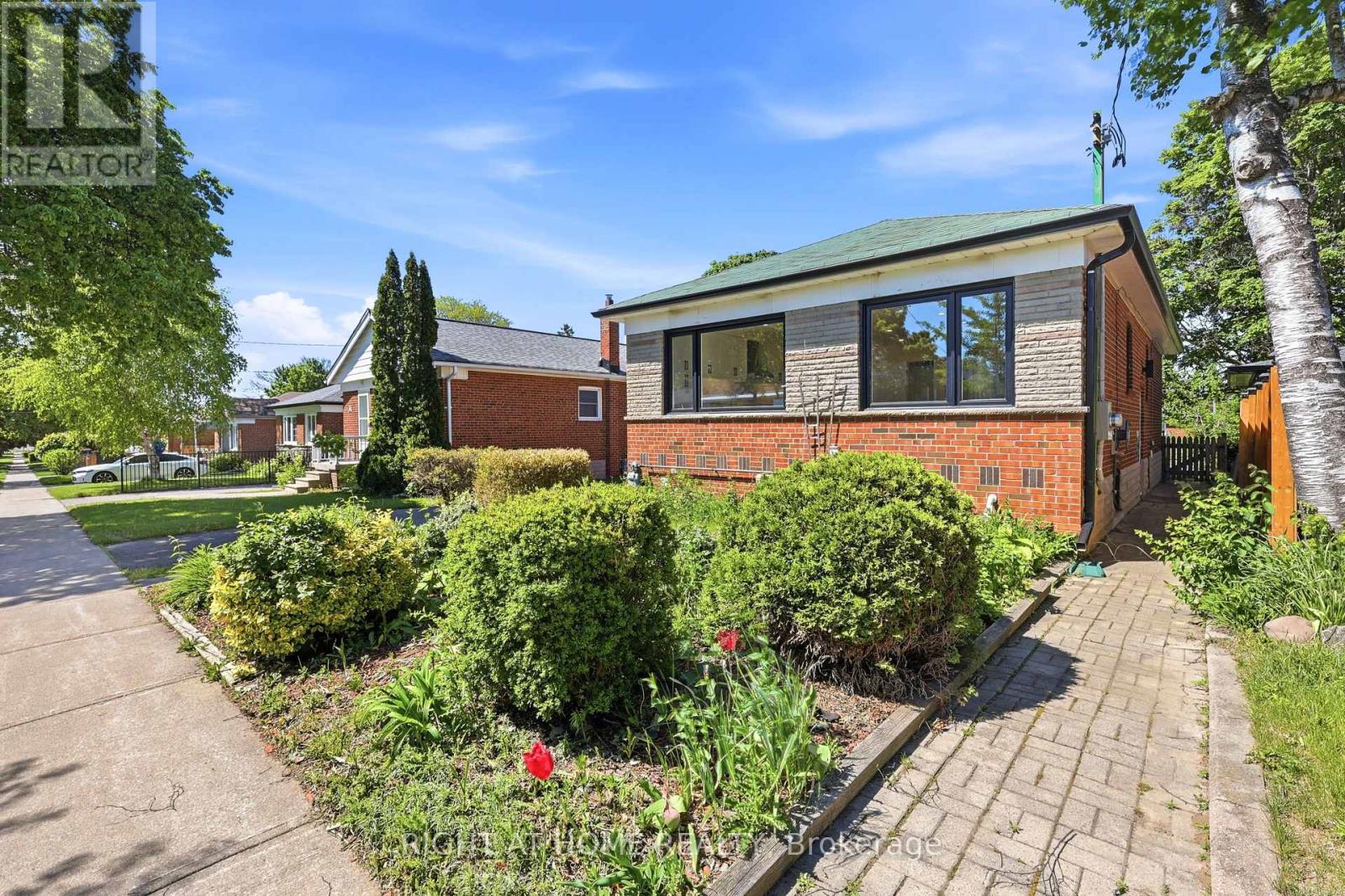 <div class="slider-price">$999,000</div><p>36 Vauxhall Drive, Toronto, Ontario</p>